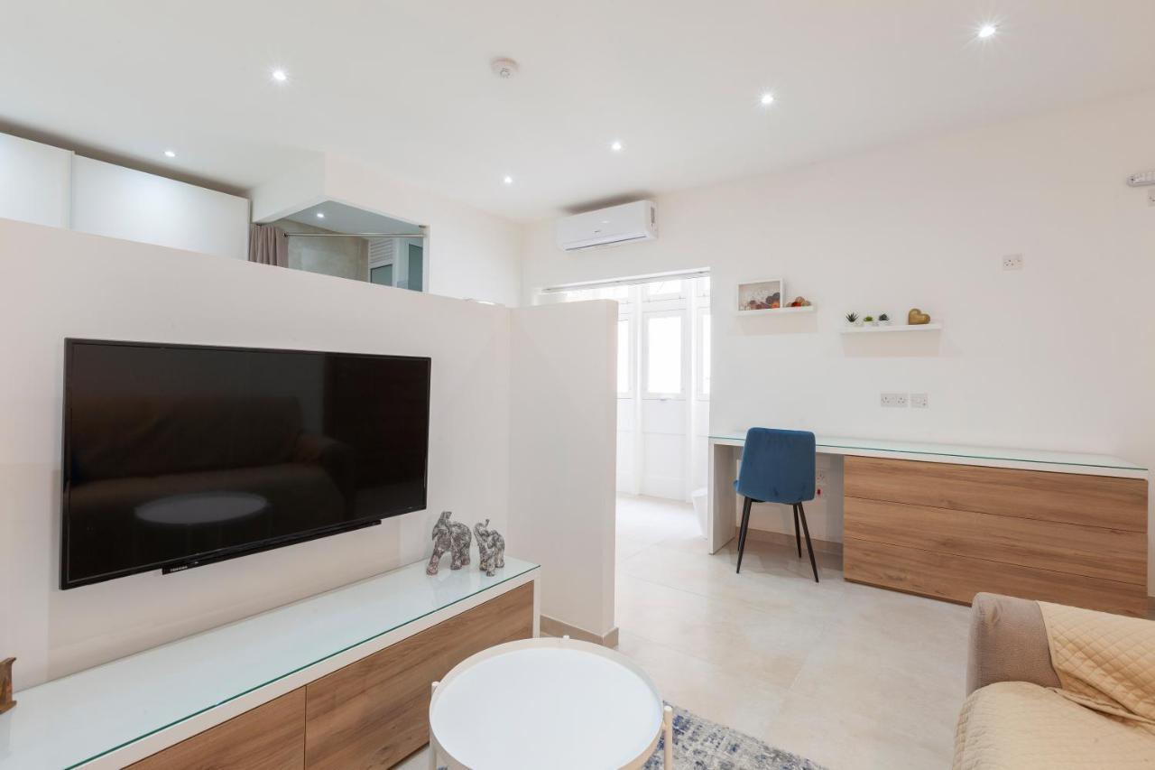 Apartment Fl56 - New 3storey House - Private Entrance & Roof *