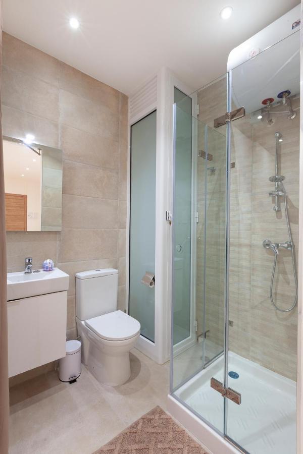 Apartment Fl56 - New 3storey House - Private Entrance & Roof *